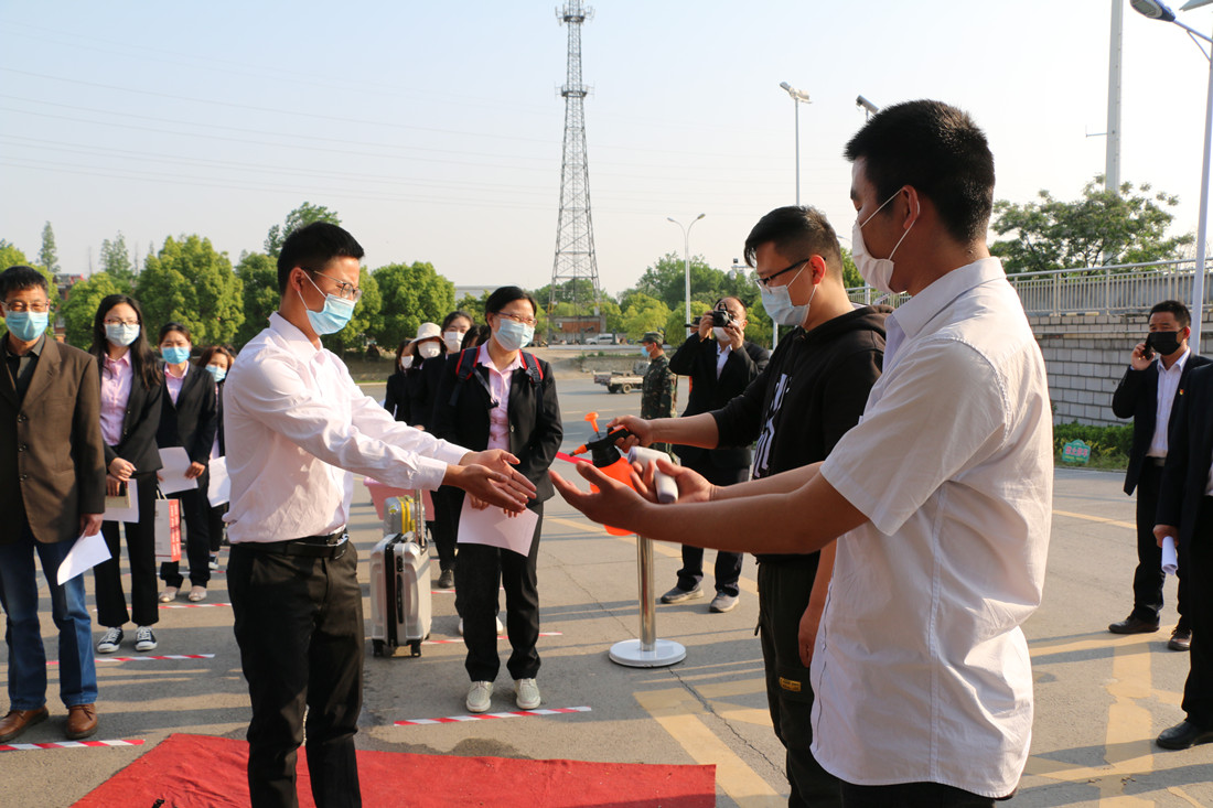 5学生入校2_副本.jpg 5学生入校2_副本.jpg