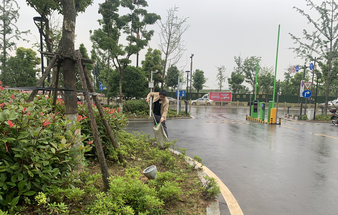 停车场卫生死角清理.jpg 停车场卫生死角清理.jpg