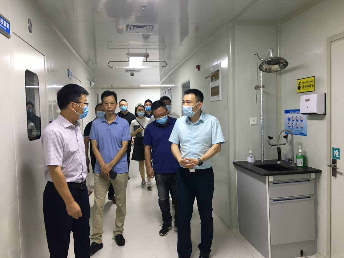 图1:视察医学检验实验室.jpg 图1:视察医学检验实验室.jpg