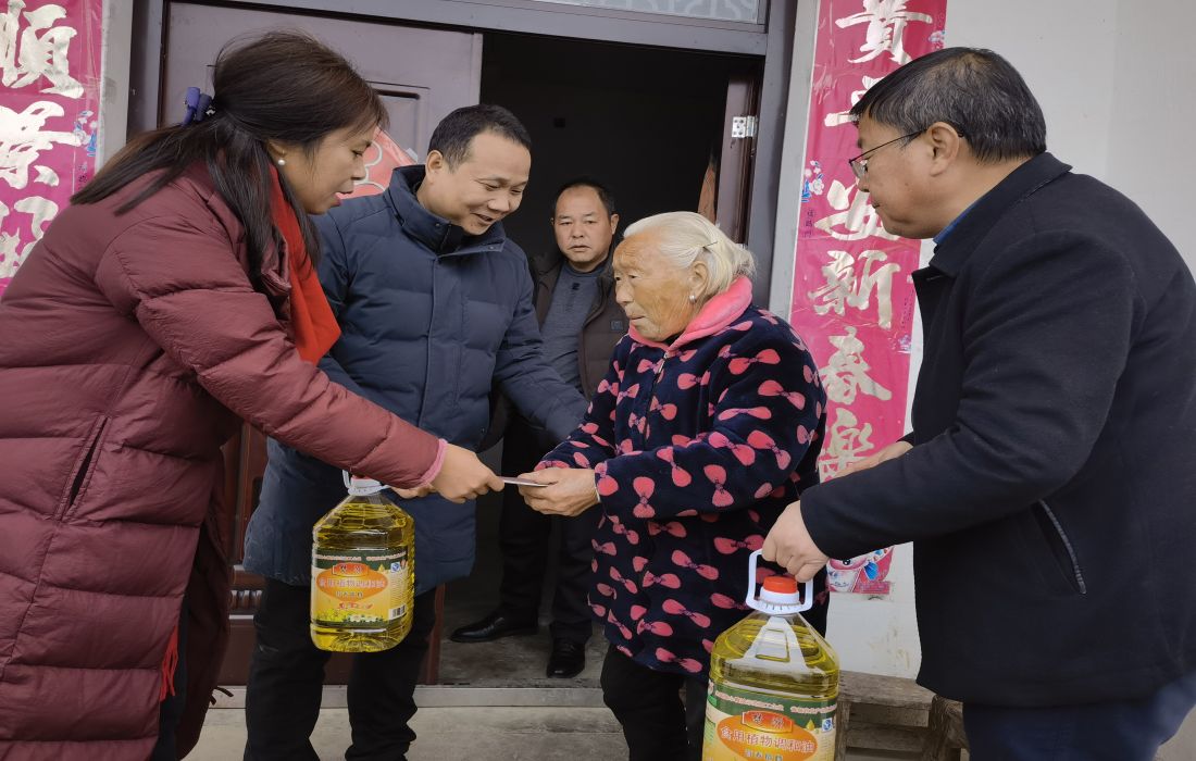 雷锦洪一行走访慰问帮扶户.jpg