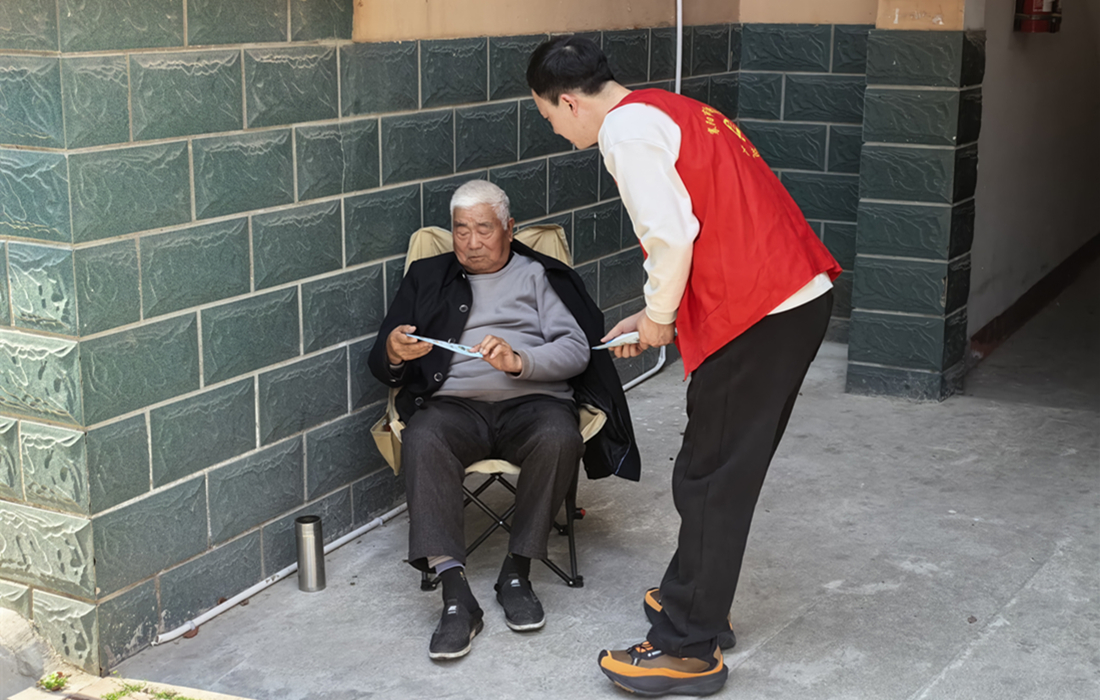 房投公司志愿者为社区居民宣传环保理念 (1).jpg